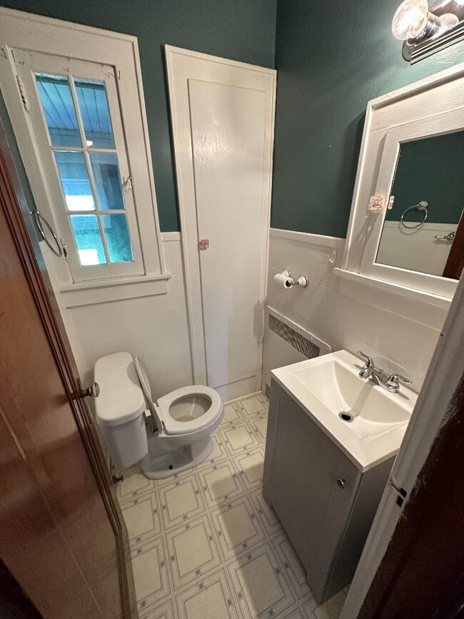 Building Photo - 2079 US-9W