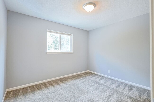 Building Photo - Spacious 2BR/1BA in Pembroke Gardens!