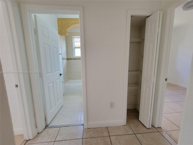 Building Photo - 4949 SW 134th Ave