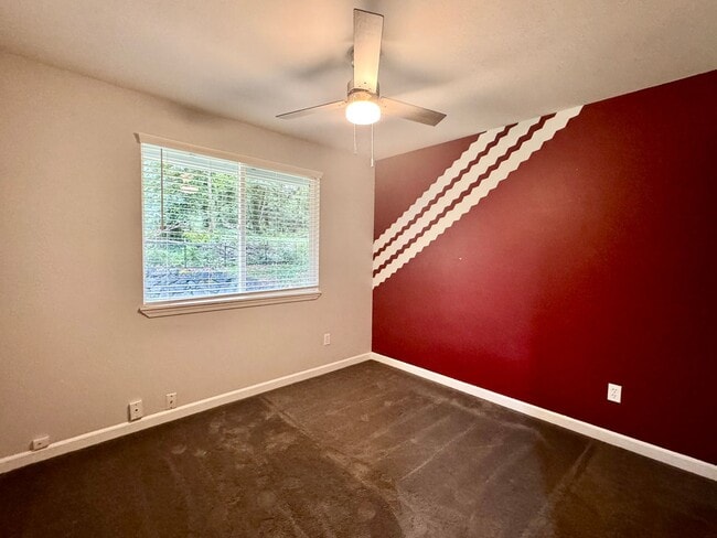 Building Photo - East Bremerton rambler with huge fenced yard...now available