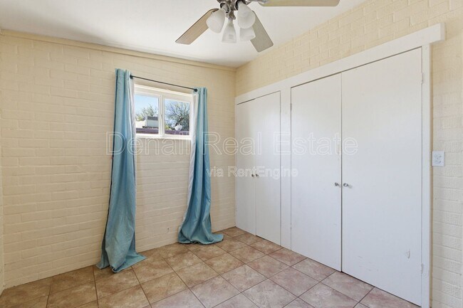 Building Photo - 3226 E Bermuda St