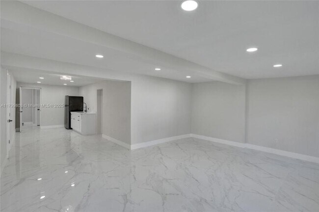 Building Photo - 3 bedroom in Miami FL 33150