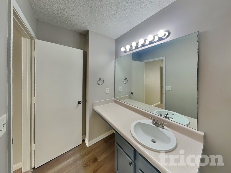 Building Photo - 10242 Hugue Way