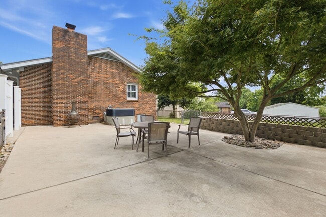 Building Photo - 4812 Sierra Dr
