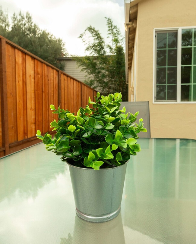 Building Photo - 240 E Hedding St