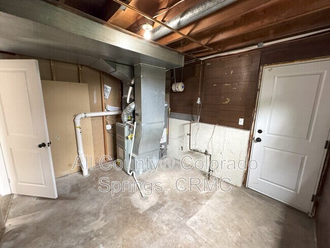 Building Photo - 1480 Hiawatha Dr
