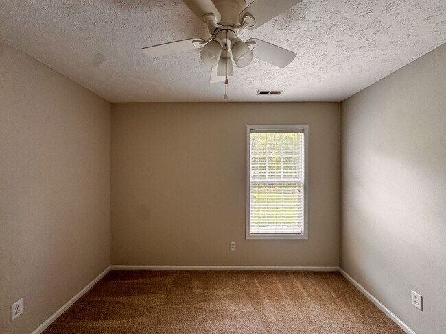 Building Photo - Lovely 3 Bed 2 Bath Plus Bonus Room Home in Raeford