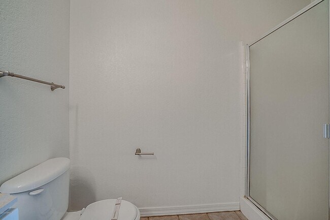 Building Photo - Charming 4 Bedroom 3 Bath 3 Car garage Hom...