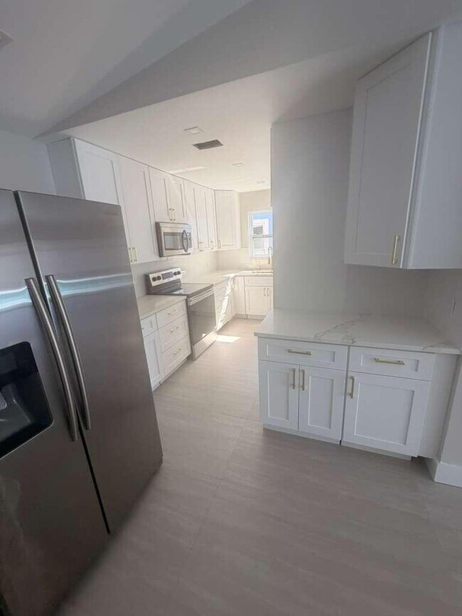 Building Photo - 5866 SE Mitzi Ln