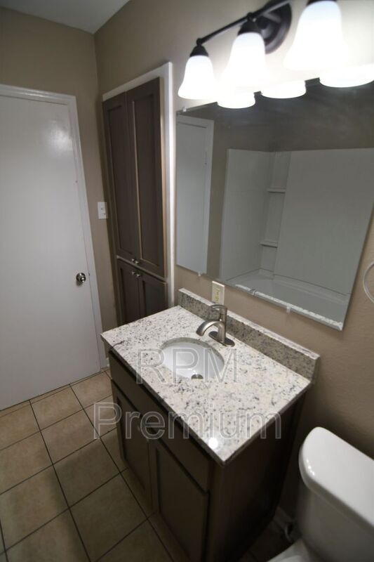 Building Photo - 11965 Troy St