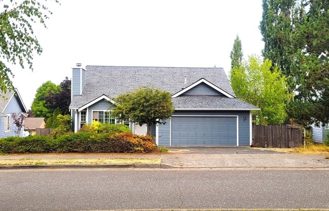 Building Photo - Charming Split-level 4 Bedroom Home - E Mc...