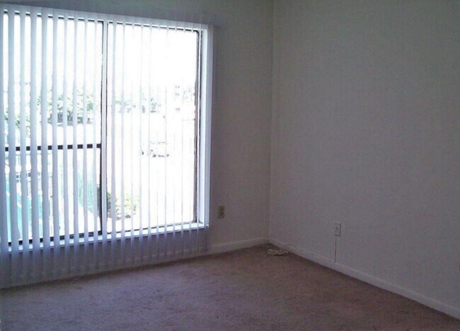 Building Photo - 2816 S Bartell Dr