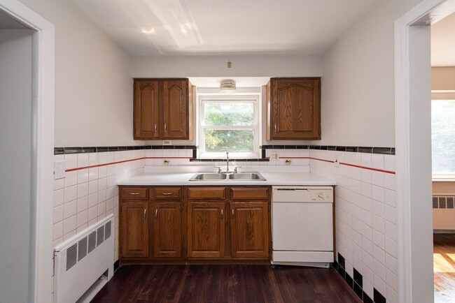 Building Photo - Extra Spacious Top Unit Duplex