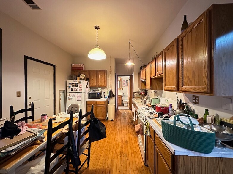 Building Photo - 937 N Hoyne Ave