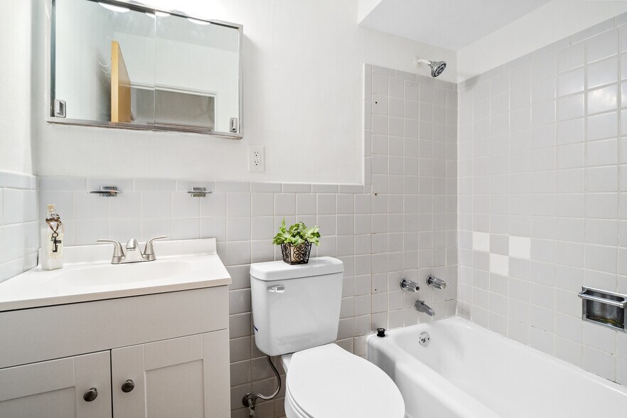 Main floor full bath - 620 Saint Bernard Dr