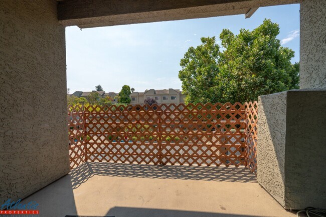 Building Photo - Stunning Condo | Garage | W/D In Unit