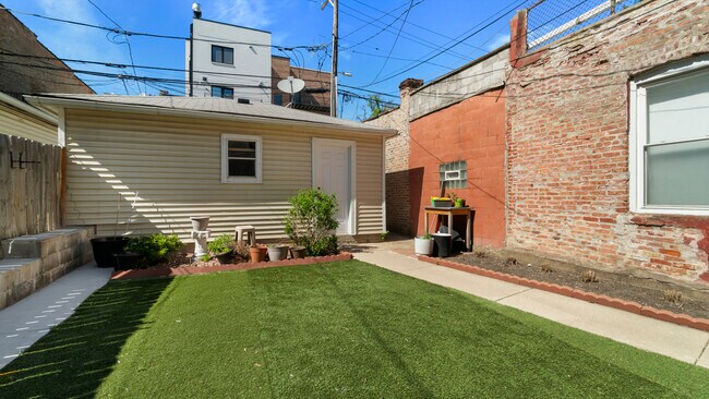 Building Photo - 1702 W Superior St
