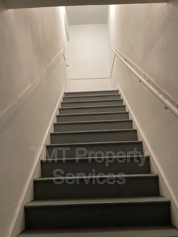 Building Photo - 204 W Oak St