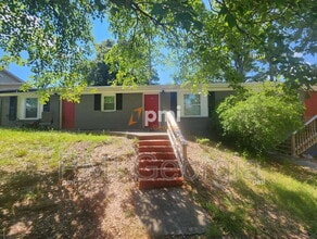 Building Photo - 217 Greenbriar Dr