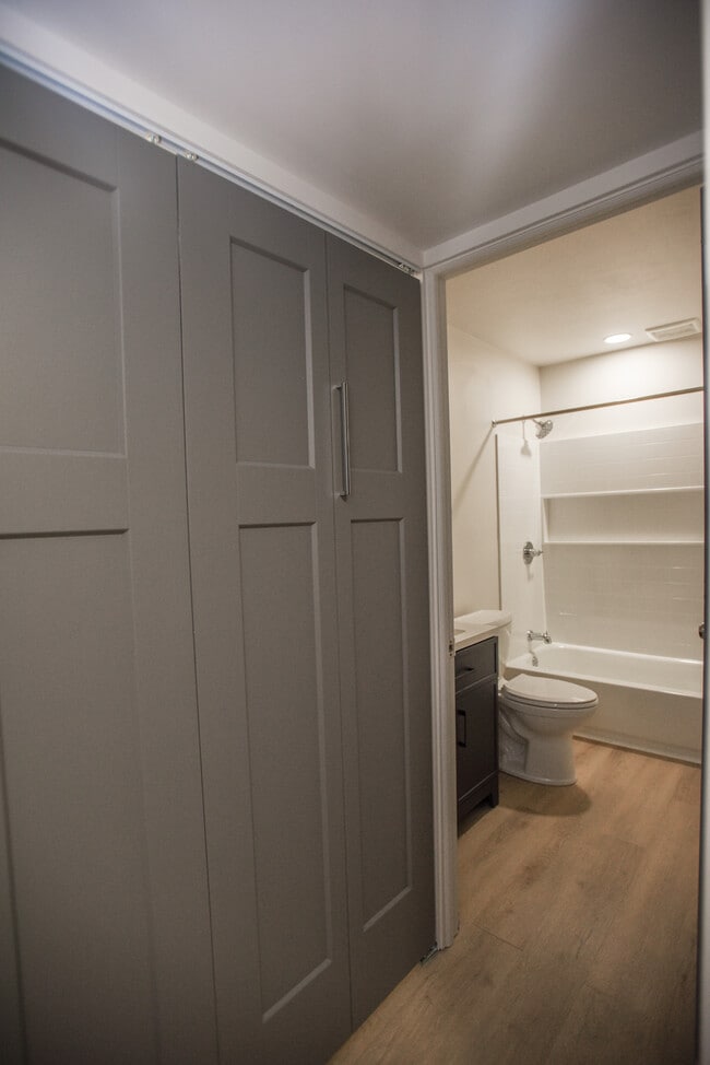 Building Photo - Farragut Flats