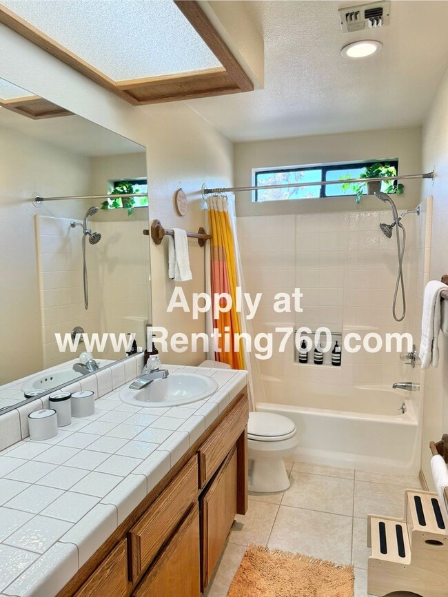 Building Photo - Charming 3 Bedroom 2 Bathroom Home In The Highly Desired Juniper Terrace Neighborhood!!
