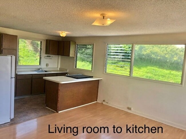 Building Photo - 2 bedroom 1 bathroom perched on the hillsi...