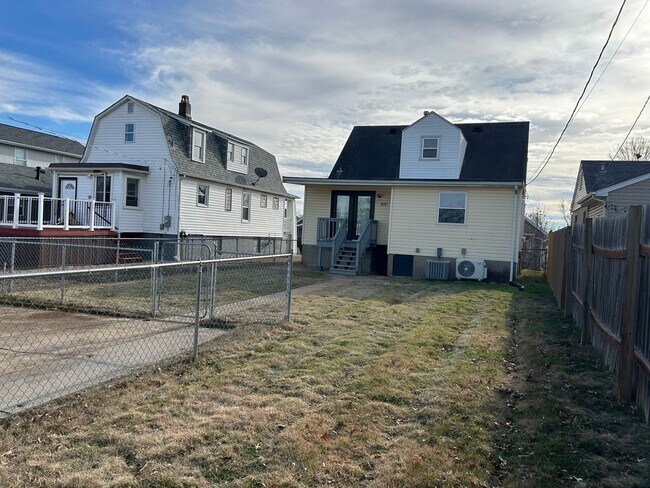 Building Photo - Modern Renovation in Sought-After Area