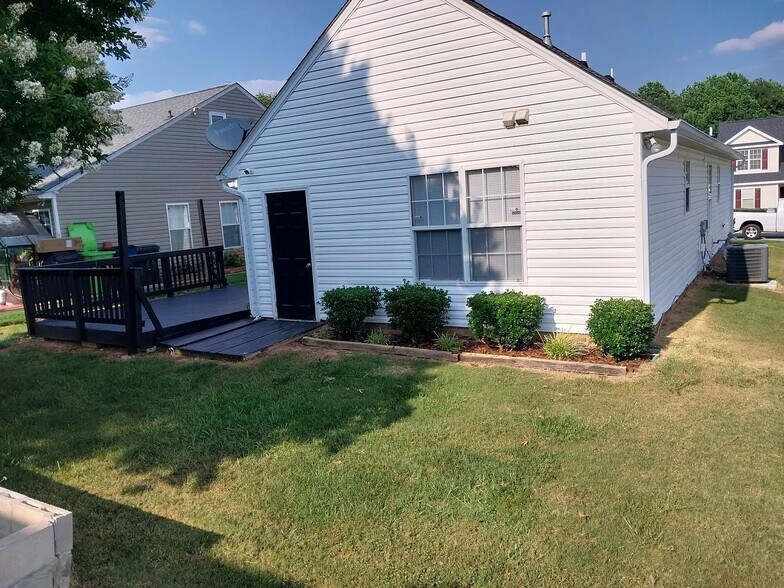 Building Photo - 1716 Pebble Ridge Dr