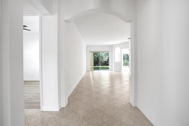 Building Photo - 118 NW Pleasant Grove Way