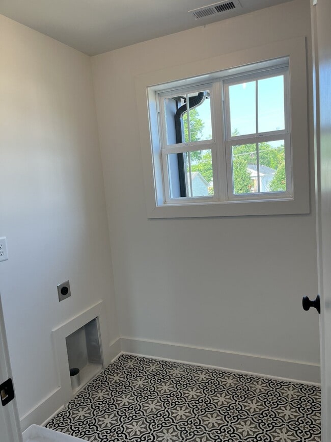 Building Photo - "Charming 4-Bed Nashville Oasis with Guest...