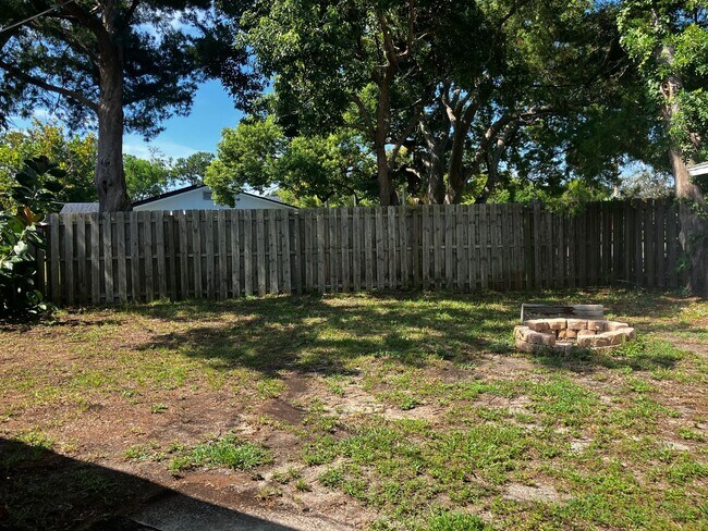 Building Photo - 2 Bedroom with fenced in backyard