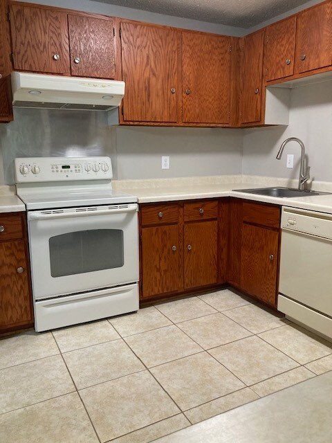 Building Photo - 1887 Silver Bell Rd