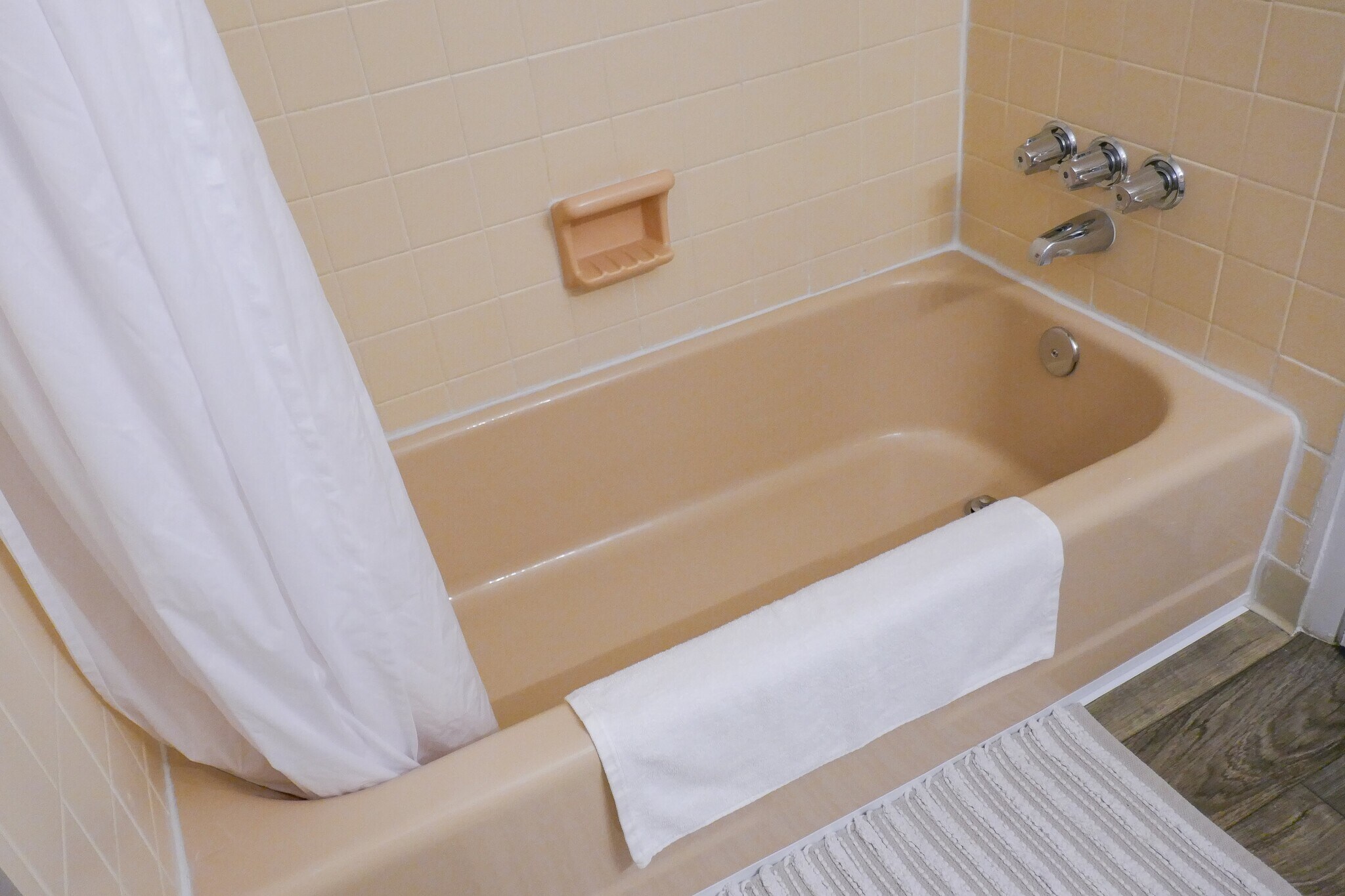 Beautifully kept &amp; retro bathroom - 803 Hillview Heights
