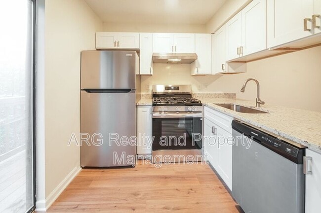 Building Photo - 7042 Oakhill Cir