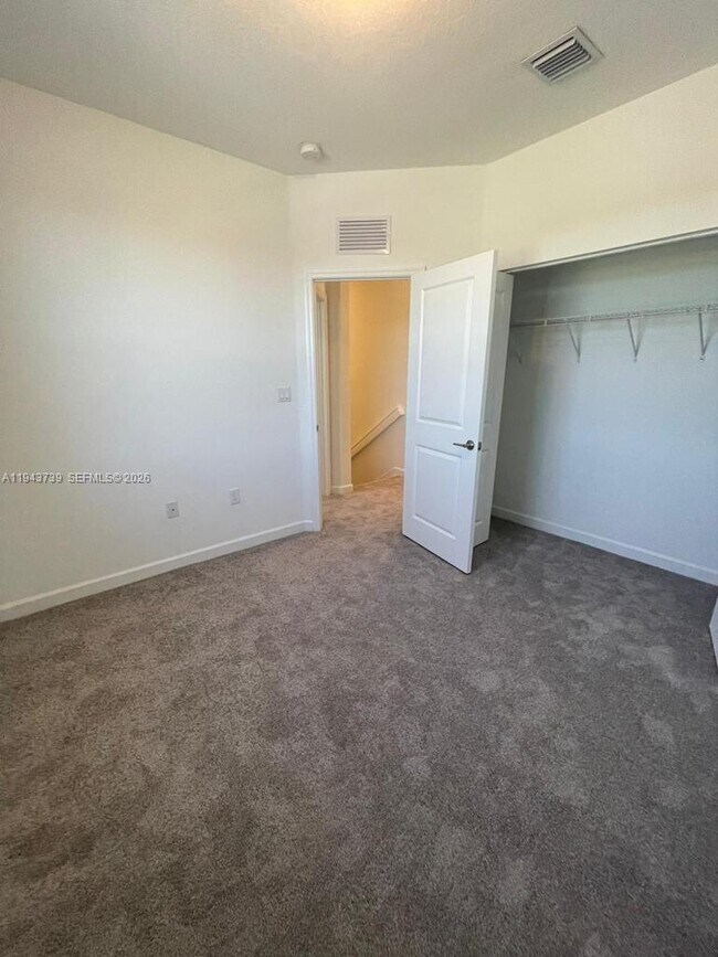 Building Photo - 2634 SE 11th Ct