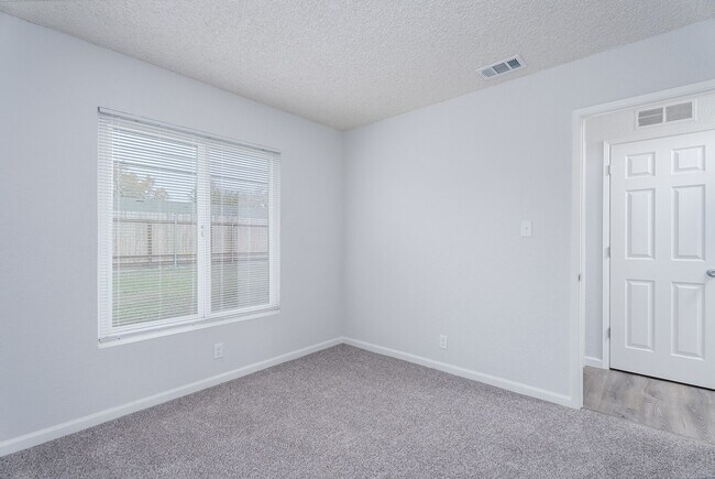 Building Photo - 6037 N Haven Dr