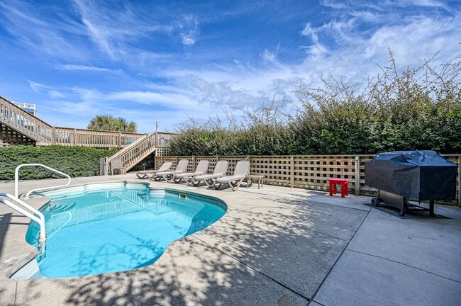 Building Photo - RENT MONTHLY THIS AMAZING HOME THIS OFF-SE...