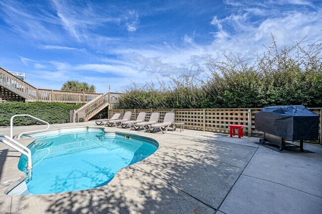 Building Photo - RENT MONTHLY THIS AMAZING HOME THIS OFF-SEASON