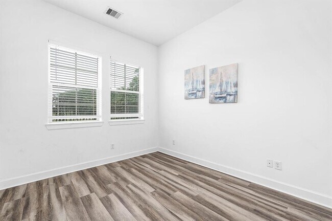 Building Photo - 2103 Naomi St