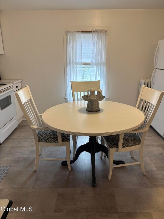 Building Photo - 20 Elm St