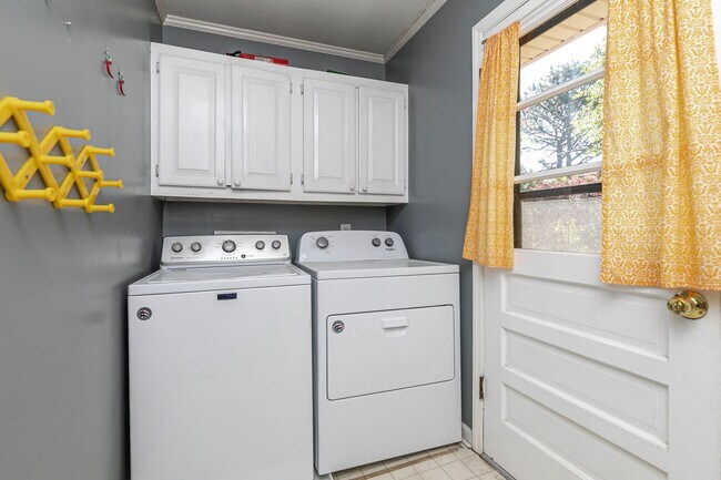 Building Photo - Beautiful rental full of character and charm located in The Avenues of Cayce! Close to USC!
