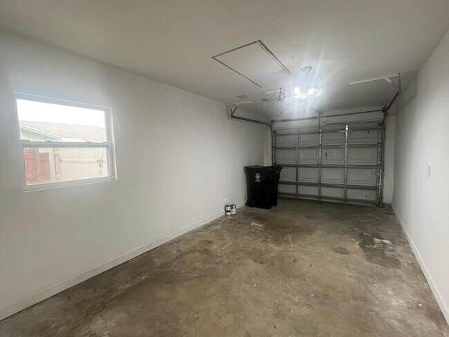 Building Photo - 838 SE Proctor Ln