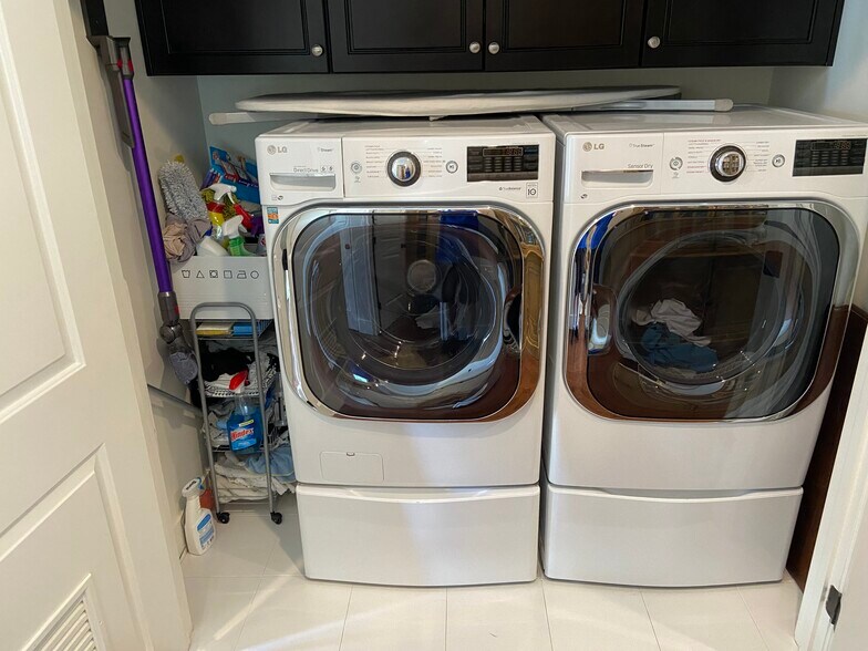 Building Photo - 4470 Stansbury Ave