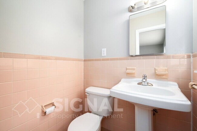 Building Photo - 112 19th Ave NW