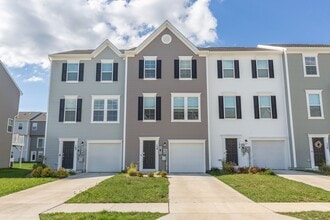 Building Photo - 3 Bed, 2 Full/2 Half Bath, Well Maintained...