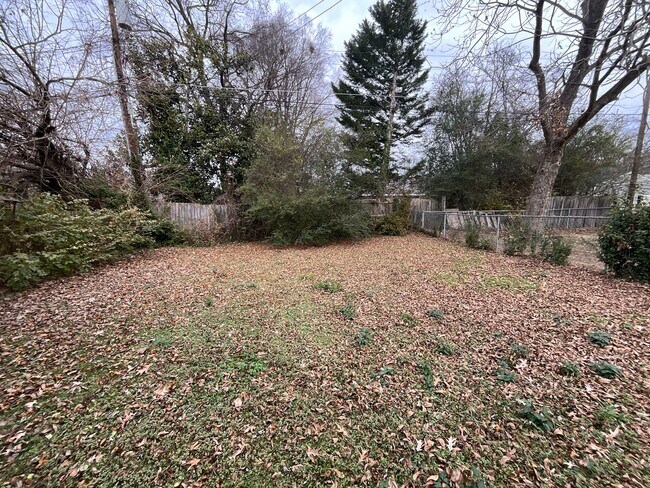 Building Photo - Now Available! Cute 4 Bed, 2 Bath Bungalow in Glenwood! Great Central GSO location