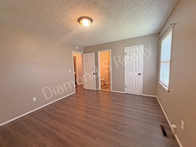 Building Photo - 1006 W Edgewood St