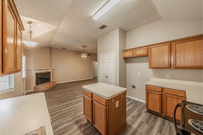 Building Photo - 1740 Cedar Tree Dr