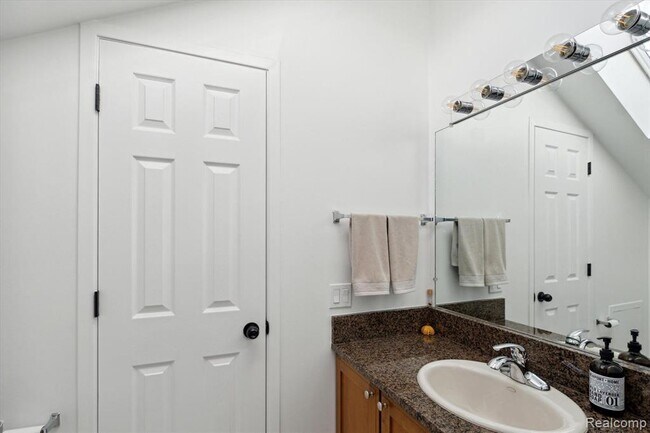 Building Photo - 677 E Lincoln St