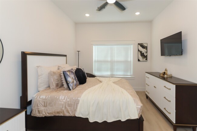 Building Photo - 4902 Higgins St